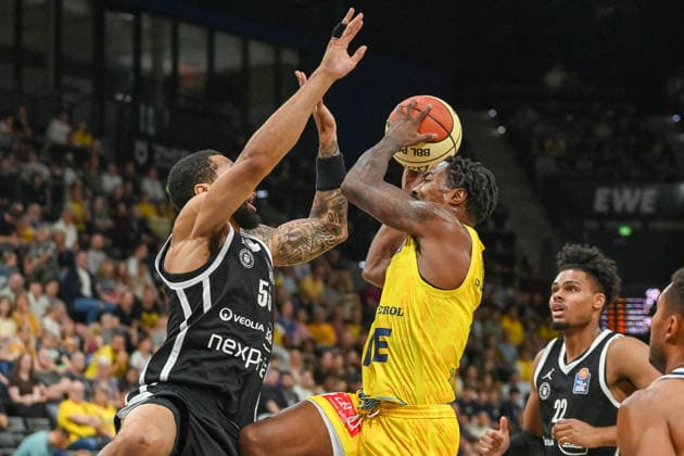 Nate Johnson (EWE Baskets Oldenburg, 10) gegen David Muenkat (Veolia Towers Hamburg, 55) EWE Baskets Oldenburg vs. Veolia Towers Hamburg, Testspiel, Saison 2026 2027, 06.09.2026, EWE Baskets Oldenburg vs. Veolia Towers Hamburg, Testspiel, Saison 2026 2027, 06.09.2026 Oldenburg Copyright: xEibner-Pressefoto RobertxGertzenx EP_RGN