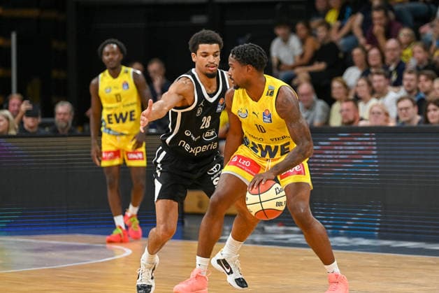 Nate Johnson (EWE Baskets Oldenburg, 10) gegen Mathys Kangudia (Veolia Towers Hamburg, 28) EWE Baskets Oldenburg vs. Veolia Towers Hamburg, Testspiel, Saison 2026 2027, 06.09.2026, EWE Baskets Oldenburg vs. Veolia Towers Hamburg, Testspiel, Saison 2026 2027, 06.09.2026 Oldenburg Copyright: xEibner-Pressefoto RobertxGertzenx EP_RGN