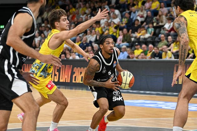 Zakai Zeigler (Veolia Towers Hamburg, 05) am Ball gegen Zach Ensminger (EWE Baskets Oldenburg, 03) EWE Baskets Oldenburg vs. Veolia Towers Hamburg, Testspiel, Saison 2026 2027, 06.09.2026, EWE Baskets Oldenburg vs. Veolia Towers Hamburg, Testspiel, Saison 2026 2027, 06.09.2026 Oldenburg Copyright: xEibner-Pressefoto RobertxGertzenx EP_RGN