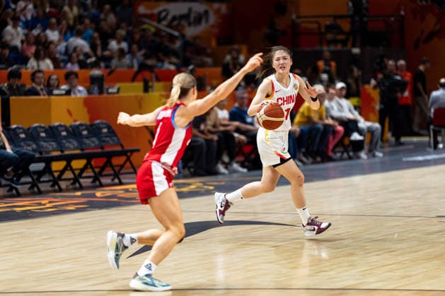 Manman Zhang (China, 01) im Dribbling, Katerina Zeithammerova (Tschechien, 01), GER, China vs. Tschechien, Basketball, FIBA Women s World Cup 2026, Gruppenphase, Spieltag 2, 06.09.2026 GER, China vs. Tschechien, Basketball, FIBA Women s World Cup 2026, Gruppenphase, Spieltag 2, 06.09.2026 Berlin Copyright: xEibner-Pressefoto MaxxVincenx EP_MVN