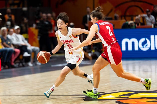 Shuyu Yang (China, 06) im Dribbling, Julie Pospisilova (Tschechien, 02), GER, China vs. Tschechien, Basketball, FIBA Women s World Cup 2026, Gruppenphase, Spieltag 2, 06.09.2026 GER, China vs. Tschechien, Basketball, FIBA Women s World Cup 2026, Gruppenphase, Spieltag 2, 06.09.2026 Berlin Copyright: xEibner-Pressefoto MaxxVincenx EP_MVN