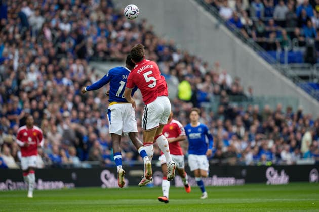 Everton v Manchester United, ManU Premier League Harry Maguire of Manchester United has a clash of heads with Thierno Barry of Everton FC during the Everton v Manchester United Premier League match at the Hill Dickinson Stadium, Liverpool, England on 6 September 2026 Credit: Steve Flynn Every Second Media Editorial use only. All images are copyright Every Second Media Limited. No images may be reproduced without prior permission. All rights reserved. Premier League and Football League images are subject to licensing agreements with Football DataCo Limited. see https: www.football-dataco.com Copyright: xIMAGO EveryxSecondxMediax ESM-2142-0031 StevexFlynnx xEveryxSecondxMediax