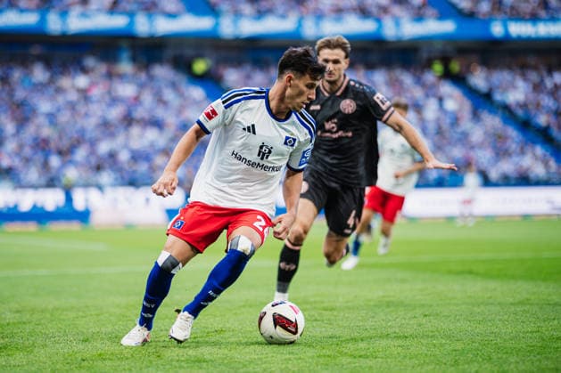 1. Bundesliga: Hamburger SV vs. 1. FSV Mainz 05, 06.09.2026 Zweikampf, Nicolas Capaldo (Hamburger SV, 24) gegen Stefan Posch (1. FSV Mainz 05, 4); Fußball, 1. Bundesliga, 2. Spieltag: Hamburger SV vs. 1. FSV Mainz 05 am 06.09.2026 im Volksparkstadion, Hamburg DFL REGULATIONS PROHIBIT ANY USE OF PHOTOGRAPHS AS IMAGE SEQUENCES AND OR QUASI-VIDEO. *** 1 Bundesliga: Hamburger SV vs. 1 FSV Mainz 05, September 6, 2026; Tackle: Nicolas Capaldo (Hamburger SV, 24) vs. Stefan Posch (1 FSV Mainz 05, 4); Soccer, 1 Bundesliga, Matchday 2: Hamburger SV vs. 1 FSV Mainz 05 on September 6, 2026, at the Volksparkstadion, Hamburg. DFL regulations prohibit any use of photographs as image sequences and or quasi-video. Copyright: xBEAUTIFULxSPORTS Tonhäuserx