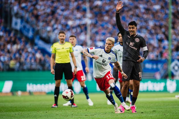 1. Bundesliga: Hamburger SV vs. 1. FSV Mainz 05, 06.09.2026 Albert Gronbaek Erlykke (Hamburger SV, 11) rennt dem Ball hinterher, dahinter Nadiem Amiri (1. FSV Mainz 05, 10); Fußball, 1. Bundesliga, 2. Spieltag: Hamburger SV vs. 1. FSV Mainz 05 am 06.09.2026 im Volksparkstadion, Hamburg DFL REGULATIONS PROHIBIT ANY USE OF PHOTOGRAPHS AS IMAGE SEQUENCES AND OR QUASI-VIDEO. *** 1 Bundesliga: Hamburger SV vs. 1 FSV Mainz 05, September 6, 2026. Albert Gronbaek Erlykke of Hamburger SV (No. 11) runs after the ball, with Nadiem Amiri of 1 FSV Mainz 05 (No. 10) behind him. Soccer, 1 Bundesliga, Matchday 2: Hamburger SV vs. 1 FSV Mainz 05 on September 6, 2026, at the Volksparkstadion, Hamburg. DFL regulations prohibit any use of photographs as image sequences and or quasi-video. Copyright: xBEAUTIFULxSPORTS Tonhäuserx