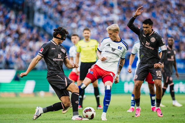 1. Bundesliga: Hamburger SV vs. 1. FSV Mainz 05, 06.09.2026 Zweikampf Albert Gronbaek Erlykke (Hamburger SV, 11) gegen Fabio Gruber (1. FSV Mainz 05, 3); Fußball, 1. Bundesliga, 2. Spieltag: Hamburger SV vs. 1. FSV Mainz 05 am 06.09.2026 im Volksparkstadion, Hamburg DFL REGULATIONS PROHIBIT ANY USE OF PHOTOGRAPHS AS IMAGE SEQUENCES AND OR QUASI-VIDEO. *** 1 Bundesliga: Hamburger SV vs. 1 FSV Mainz 05, September 6, 2026; Tackle: Albert Gronbaek Erlykke (Hamburger SV, No. 11) vs. Fabio Gruber (1 FSV Mainz 05, No. 3); Soccer, 1 Bundesliga, Matchday 2: Hamburger SV vs. 1 FSV Mainz 05 on September 6, 2026, at the Volksparkstadion, Hamburg. DFL regulations prohibit any use of photographs as image sequences and or quasi-video. Copyright: xBEAUTIFULxSPORTS Tonhäuserx