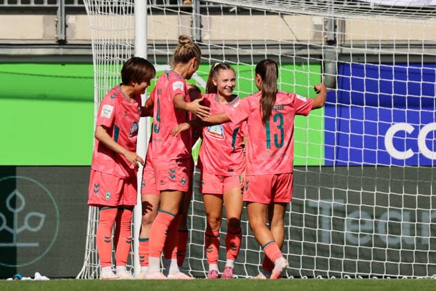 Wolfsburg, Deutschland: 06.09.2026 - 1. Frauenbundesliga - 3. Spieltag - VfL Wolfsburg Frauen vs. Werder Bremen Im Bild: v.li. die Dritte Torschützin Elena Dhont (Bremen), verdeckt, macht das Tor zum 2:1 für Bremen und jubelt mit ihren Mannschaftskolleginnen *** Wolfsburg, Germany, September 6, 2026, Women s Bundesliga, Matchday 3: VfL Wolfsburg Women vs. Werder Bremen. Pictured from left: Elena Dhont of Bremen, the third goal scorer (partially obscured), scores the 2-1 goal for Bremen and celebrates with her teammates. Copyright: HMBxMedia MadeleinexFantini