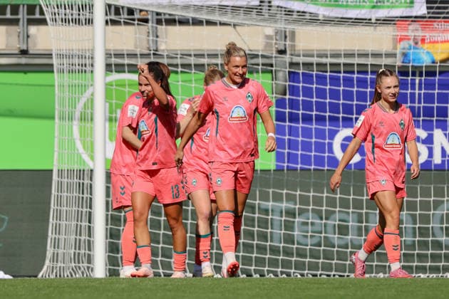 Wolfsburg, Deutschland: 06.09.2026 - 1. Frauenbundesliga - 3. Spieltag - VfL Wolfsburg Frauen vs. Werder Bremen Im Bild: Torschützin Elena Dhont (Bremen), verdeckt, macht das Tor zum 2:1 für Bremen und jubelt mit ihren Mannschaftskolleginnen *** Wolfsburg, Germany, September 6, 2026, Women s Bundesliga, Matchday 3: VfL Wolfsburg Women vs. Werder Bremen. Pictured: Goal scorer Elena Dhont of Bremen, partially obscured, scores the goal that makes it 2–1 for Bremen and celebrates with her teammates. Copyright: HMBxMedia MadeleinexFantini