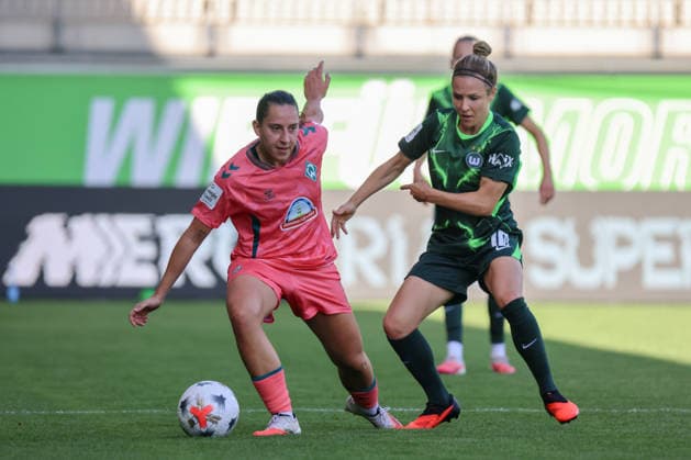 Wolfsburg, Deutschland: 06.09.2026 - 1. Frauenbundesliga - 3. Spieltag - VfL Wolfsburg Frauen vs. Werder Bremen Im Bild: v.li. im Zweikampf Wiktoria Zieniewicz (Bremen) und Svenja Huth (Wolfsburg) *** Wolfsburg, Germany, September 6, 2026, Women s Bundesliga, Matchday 3: VfL Wolfsburg Women vs. Werder Bremen. Pictured, from left, in a tackle: Wiktoria Zieniewicz (Bremen) and Svenja Huth (Wolfsburg) Copyright: HMBxMedia MadeleinexFantini