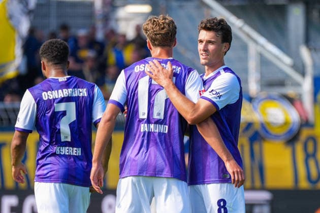 Leonhard Münst (VfL Osnabrück, 8), Luca Raimund (VfL Osnabrück, 17), Daniel Kofi Kyereh (VfL Osnabrück, 7) jubeln nach Abpfif, Deutschland: Fussball, 2. Bundesliga, Saison 2026 27, 4. Spieltag, 06.09.2026, VfL Osnabrück vs Eintracht Braunschweig, Stadion Bremer Brücke (Osnabrück, Niedersachsen) *** Leonhard Münst (VfL Osnabrück), 8, Luca Raimund (VfL Osnabrück), 17, and Daniel Kofi Kyereh (VfL Osnabrück), 7, celebrate after the final whistle, German soccer, 2. Bundesliga, 2026–27 season, Matchday 4, September 6, 2026, VfL Osnabrück vs. Eintracht Braunschweig, Bremer Brücke Stadium, Osnabrück, Lower Saxony Copyright: xLeonxFrickx