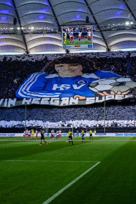 Deutschland: Fußball Bundesliga 2026 27, 2. Spieltag Hamburger SV (HSV) vs 1. FSV Mainz 05 Volkspark Stadion (Hamburg): Choreografie fuer Legende Kevin Keegan, der an Krebs verstorben ist *** Germany Soccer Bundesliga 2026–27, Matchday 2: Hamburger SV (HSV) vs. FSV Mainz 05 at Volkspark Stadium in Hamburg—A tribute to the legendary Kevin Keegan, who passed away from cancer Copyright: xStefanxTrochax