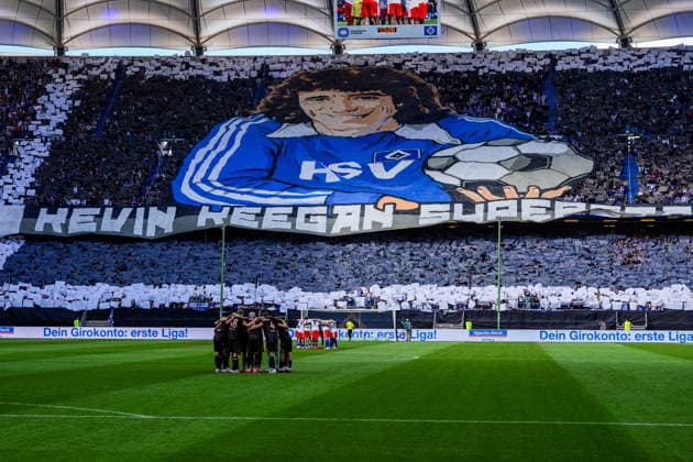 Deutschland: Fußball Bundesliga 2026 27, 2. Spieltag Hamburger SV (HSV) vs 1. FSV Mainz 05 Volkspark Stadion (Hamburg): Choreografie fuer Legende Kevin Keegan, der an Krebs verstorben ist *** Germany Soccer Bundesliga 2026–27, Matchday 2: Hamburger SV (HSV) vs. FSV Mainz 05 at Volkspark Stadium, Hamburg—A tribute to the legendary Kevin Keegan, who passed away from cancer Copyright: xStefanxTrochax