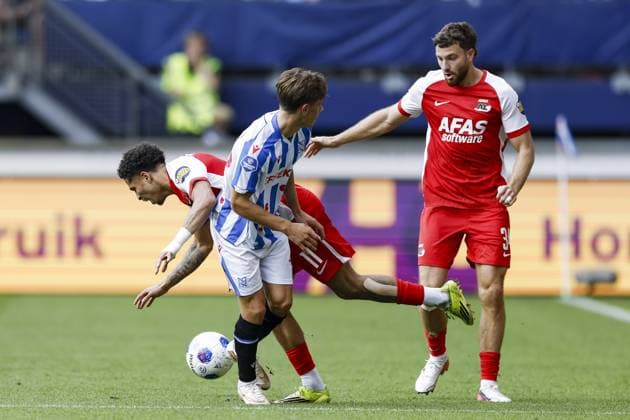 HEERENVEEN - (lr) Ro-Zangelo Daal of AZ Alkmaar, Oliver Braude of SC Heerenveen and Mees de Wit of AZ Alkmaar during the Dutch Eredivisie match between SC Heerenveen and AZ Alkmaar at the Abe Lenstra Stadium on 6 September 2026 in Heerenveen, the Netherlands. VINCENT JANNINK ANP 2026 27 2026 27 xVIxANPxSportx xxANPxIVx 567372832 originalFilename: 567372832.jpg