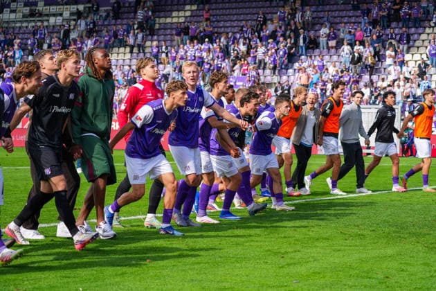 VfL Osnabrück jubelt nach Abpfiff vor den eigenen Fans in einer Reihe, Deutschland: Fussball, 2. Bundesliga, Saison 2026 27, 4. Spieltag, 06.09.2026, VfL Osnabrück vs Eintracht Braunschweig, Stadion Bremer Brücke (Osnabrück, Niedersachsen) *** VfL Osnabrück celebrates in a line in front of their home fans after the final whistle, German Soccer, 2. Bundesliga, 2026–27 season, Matchday 4, September 6, 2026, VfL Osnabrück vs. Eintracht Braunschweig, Bremer Brücke Stadium, Osnabrück, Lower Saxony Copyright: xLeonxFrickx