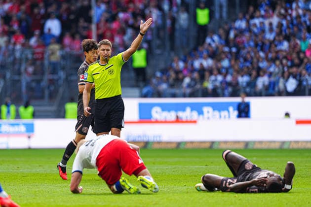 Schiedsrichter Tobias Reichel gibt Freistoß GER, Hamburger SV vs. 1. FSV Mainz 05, Fußball, 1. Bundesliga, Spieltag 02, Saison 2026 2027, 06.09.2026 DFL REGULATIONS PROHIBIT ANY USE OF PHOTOGRAPHS AS IMAGE SEQUENCES AND OR QUASI-VIDEO GER, Hamburger SV vs. 1. FSV Mainz 05, Fußball, 1. Bundesliga, Spieltag 02, Saison 2026 2027, 06.09.2026 Hamburg *** Referee Tobias Reichel awards a free kick to GER, Hamburger SV vs. 1. FSV Mainz 05, soccer, Bundesliga 1, Matchday 2, 2026–2027 season, September 6, 2026 DFL regulations prohibit any use of photographs as image sequences and or quasi-video GER, Hamburger SV vs. 1. FSV Mainz 05, soccer, 1st Bundesliga, Matchday 02, 2026–2027 Season, September 6, 2026, Hamburg Copyright: xEibner-Pressefoto MarcelxvonxFehrnx EP_MFN