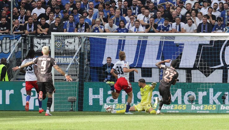 Hier erzielt 23 Sheraldo Becker (1.FSV Mainz 05) das 0-1 gegen Fernandes Daniel Heuer (Hamburger SV) Fussball, Herren, Saison 2026 2027,1.Liga, Volksparkstadion, Hamburger SV gegen Mainz 05 DFL REGULATIONS PROHIBIT ANY USE OF PHOTOGRAPHS AS IMAGE SEQUENCES AND OR QUASI-VIDEO. *** Here, Sheraldo Becker (No. 23) of FSV Mainz 05 scores the 0-1 goal against Daniel Fernandes of Heuer Hamburger SV. Soccer, Men s, 2026–2027 season, 1. Bundesliga, Volksparkstadion, Hamburger SV vs. Mainz 05. DFL regulations prohibit any use of photographs as image sequences and or quasi-video.