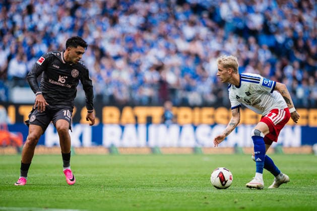 1. Bundesliga: Hamburger SV vs. 1. FSV Mainz 05, 06.09.2026 Albert Gronbaek Erlykke (Hamburger SV, 11) gegen Nadiem Amiri (1. FSV Mainz 05, 10); Fußball, 1. Bundesliga, 2. Spieltag: Hamburger SV vs. 1. FSV Mainz 05 am 06.09.2026 im Volksparkstadion, Hamburg DFL REGULATIONS PROHIBIT ANY USE OF PHOTOGRAPHS AS IMAGE SEQUENCES AND OR QUASI-VIDEO. *** 1 Bundesliga: Hamburger SV vs. 1 FSV Mainz 05, September 6, 2026; Albert Gronbaek Erlykke (Hamburger SV), 11, vs. Nadiem Amiri (1 FSV Mainz 05), 10; Soccer, 1st Bundesliga, Matchday 2: Hamburger SV vs. 1. FSV Mainz 05 on September 6, 2026, at the Volksparkstadion, Hamburg. DFL regulations prohibit any use of photographs as image sequences and or quasi-video. Copyright: xBEAUTIFULxSPORTS Tonhäuserx