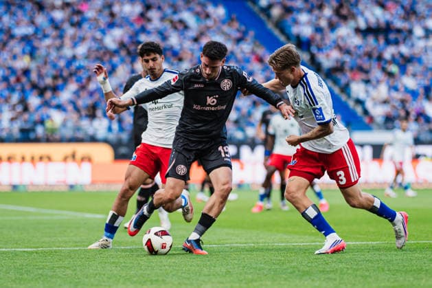 1. Bundesliga: Hamburger SV vs. 1. FSV Mainz 05, 06.09.2026 David Müller Wolfe (Hamburger SV, 3) gegen Anthony Caci (1. FSV Mainz 05, 19); Fußball, 1. Bundesliga, 2. Spieltag: Hamburger SV vs. 1. FSV Mainz 05 am 06.09.2026 im Volksparkstadion, Hamburg DFL REGULATIONS PROHIBIT ANY USE OF PHOTOGRAPHS AS IMAGE SEQUENCES AND OR QUASI-VIDEO. *** 1 Bundesliga: Hamburger SV vs. 1 FSV Mainz 05, September 6, 2026; David Müller Wolfe (Hamburger SV), 3, vs. Anthony Caci (1 FSV Mainz 05), 1; Soccer, 1 Bundesliga, Matchday 2: Hamburger SV vs. 1 FSV Mainz 05 on September 6, 2026, at the Volksparkstadion, Hamburg. DFL regulations prohibit any use of photographs as image sequences and or quasi-video. Copyright: xBEAUTIFULxSPORTS Tonhäuserx