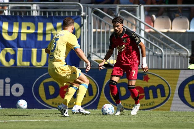 IPA88193693 - Albion Rrahmani of Venezia Football Club and Gabriele Calvani of Frosinone Calcio in action during the 2026–2027 Serie A match between Frosinone Calcio and Venezia F.C. at Stadio Benito Stirpe in Frosinone, Italy.  Copyright: xMatteoxCassoni IPAxSportx xx 88193693