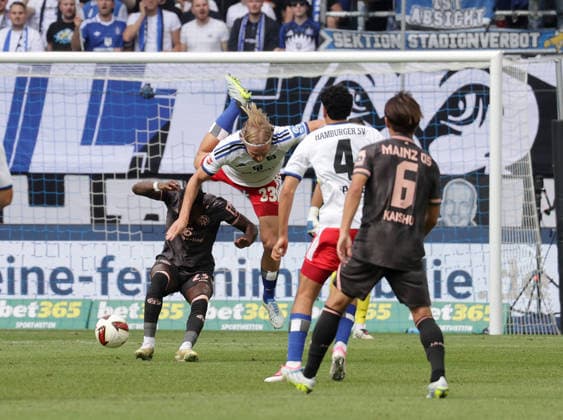 Sebastian Bornauw (Hamburger SV), Sheraldo Becker (1.FSV Mainz 05) Fussball, Herren, Saison 2026 2027,1.Liga, Volksparkstadion, Hamburger SV gegen Mainz 05 DFL REGULATIONS PROHIBIT ANY USE OF PHOTOGRAPHS AS IMAGE SEQUENCES AND OR QUASI-VIDEO. *** Sebastian Bornauw, Hamburger SV; Sheraldo Becker, 1. FSV Mainz 05; Soccer, Men s, 2026–2027 season, 1. Bundesliga, Volksparkstadion, Hamburger SV vs. Mainz 05. DFL regulations prohibit any use of photographs as image sequences and or quasi-video.