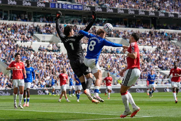 Everton v Manchester United, ManU Premier League Kiernan Dewsbury-Hall of Everton FC competes for the ball with Senne Lammens of Manchester United during the Everton v Manchester United Premier League match at the Hill Dickinson Stadium, Liverpool, England on 6 September 2026 Credit: Steve Flynn Every Second Media Editorial use only. All images are copyright Every Second Media Limited. No images may be reproduced without prior permission. All rights reserved. Premier League and Football League images are subject to licensing agreements with Football DataCo Limited. see https: www.football-dataco.com Copyright: xIMAGO EveryxSecondxMediax ESM-2142-0046 StevexFlynnx xEveryxSecondxMediax