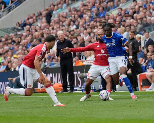 Everton v Manchester United, ManU Premier League Bryan Mbeumo of Manchester United competes for the ball with Tyrique George of Everton FC during the Everton v Manchester United Premier League match at the Hill Dickinson Stadium, Liverpool, England on 6 September 2026 Credit: Steve Flynn Every Second Media Editorial use only. All images are copyright Every Second Media Limited. No images may be reproduced without prior permission. All rights reserved. Premier League and Football League images are subject to licensing agreements with Football DataCo Limited. see https: www.football-dataco.com Copyright: xIMAGO EveryxSecondxMediax ESM-2142-0049 StevexFlynnx xEveryxSecondxMediax
