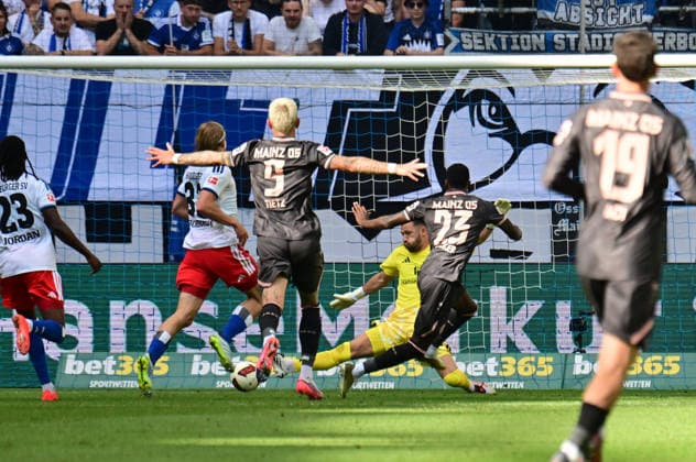 06.09.2026,GER Fußball, Männer, 1.BL, Spieltag 2, Saison 2026 2027, Hamburg, Hamburger SV vs 1.FSV Mainz 05 Sheraldo Becker (Mainz 05 23) schiesst das Tor zum 1-0 fuer Mainz vorbei an Torwart Daniel Heuer Fernandes (HSV 01) DFB DFL regulations prohibit any use of photographs as image sequences and or quasi-video) Hamburg Volksparkstadion Hamburg Deutschland *** September 6, 2026, German Soccer, Men s, 1. Bundesliga, Matchday 2, 2026–2027 Season, Hamburg, Hamburger SV vs. 1. FSV Mainz 05: Sheraldo Becker (Mainz 05, No. 23) scores the 1–0 goal for Mainz, beating goalkeeper Daniel Heuer Fernandes (HSV, No. 01). DFB and DFL regulations prohibit any use of photographs as image sequences and or quasi-video. Hamburg Volksparkstadion, Hamburg, Germany Copyright: xnordphotoxGmbH xWitkex