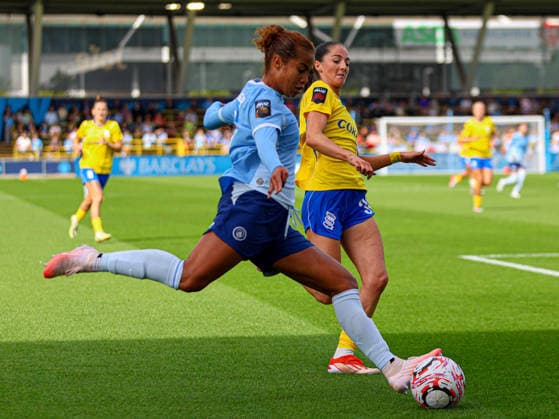 MANCHESTER, ENGLAND - September 6: Mary Fowler of Manchester City crosses the ball during the Barclays Womens Super League game between Manchester City and Birmingham City at Joie Stadium on September 6, 2026 in Manchester, England. (Photo by Natalie Mincher Sports Press Photo) Copyright: xNataliexMincher SPPx Sportspressphoto_SPR224721