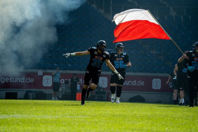 Deutschland: 06.09.2026, The AFLE Gold Bowl 2026 - Panthers Wroclaw vs. Vienna Vikings, Schauinsland-Reisen-Arena (Duisburg): Panthers Wroclaw Krzystof Wis läuft auf das Feld Duisburg Deutschland Copyright: xMijoxLubecx