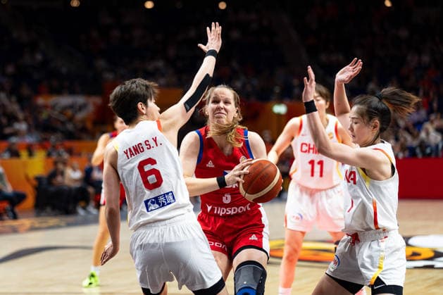 Alena Hanusova (Tschechien, 03) im Zweikampf mit Shuyu Yang (China, 06) und Manman Zhang (China, 01), GER, China vs. Tschechien, Basketball, FIBA Women s World Cup 2026, Gruppenphase, Spieltag 2, 06.09.2026 GER, China vs. Tschechien, Basketball, FIBA Women s World Cup 2026, Gruppenphase, Spieltag 2, 06.09.2026 Berlin Copyright: xEibner-Pressefoto MaxxVincenx EP_MVN