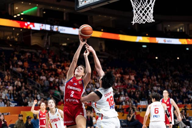 Julie Pospisilova (Tschechien, 02) beim Korbleger, Mingling Chen (China, 18), GER, China vs. Tschechien, Basketball, FIBA Women s World Cup 2026, Gruppenphase, Spieltag 2, 06.09.2026 GER, China vs. Tschechien, Basketball, FIBA Women s World Cup 2026, Gruppenphase, Spieltag 2, 06.09.2026 Berlin Copyright: xEibner-Pressefoto MaxxVincenx EP_MVN