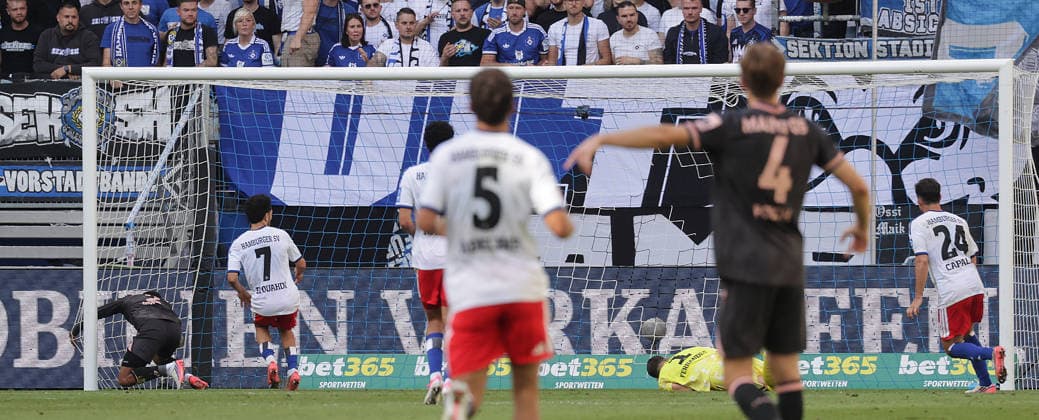Hier erzielt am Boden liegend Phillipp Mwene (1.FSV Mainz 05) das Tor zum 0-2 Fussball, Herren, Saison 2026 2027,1.Liga, Volksparkstadion, Hamburger SV gegen Mainz 05 DFL REGULATIONS PROHIBIT ANY USE OF PHOTOGRAPHS AS IMAGE SEQUENCES AND OR QUASI-VIDEO. *** Here, lying on the ground, Phillipp Mwene (1, FSV Mainz 05) scores the goal to make it 0–2. Soccer, Men’s, 2026–2027 season, 1. Bundesliga, Volksparkstadion, Hamburger SV vs. Mainz 05. DFL regulations prohibit any use of photographs as image sequences and or quasi-video.