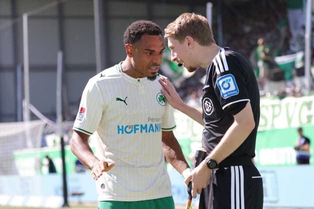 Sacha Jordan Banse, Fürth, und Schiedsrichter Konrad Oldhafer im Hinrundenspiel der Saison 2026 2027 zwischen SpVgg Greuther Fürth und 1. FC Heidenheim 1846 (0:1) in Fürth; 06 09 2026; - *** Sacha Jordan Banse, Fürth, and referee Konrad Oldhafer in the first-leg match of the 2026–2027 season between SpVgg Greuther Fürth and 1 FC Heidenheim 1846 (0–1) in Fürth on September 6, 2026 