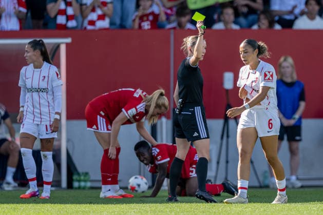 Nicole Ojukwu (SC Freiburg, 06) erhaelt bereits frueh in der Partie die gelbe Karte von Fabienne Michel (Schiedsrichterin) nach einem Foul an Bernadette Amani (FC Bayern Muenchen Frauen, 15) GER, FC Bayern Muenchen Frauen vs. SC Freiburg, Fussball, Google Pixel Frauen-Bundesliga, 3. Spieltag, Saison 2026 2027, 06.09.2026 (DFL DFB REGULATIONS PROHIBIT ANY USE OF PHOTOGRAPHS as IMAGE SEQUENCES and or QUASI-VIDEO). Foto: HMB Media Heike Feiner *** Nicole Ojukwu (SC Freiburg, No. 6) received a yellow card early in the match from referee Fabienne Michel after a foul on Bernadette Amani (FC Bayern Munich Women, No. 15, GER), FC Bayern Munich Women vs. SC Freiburg, Soccer, Google Pixel Women’s Bundesliga, Matchday 3, 2026–2027 Season, September 6, 2026 DFL DFB regulations prohibit any use of photographs as image sequences and or quasi-video. Photo: HMB Media, Heike Feiner Copyright: HMBxMedia HeikexFeiner