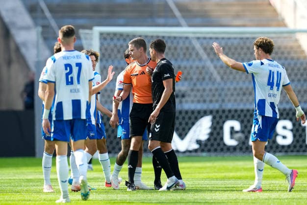 Dr. Florian Exner (Schiedsrichter) stellt Tobias Mueller (1. FC Magdeburg, 5) nach der zweiten Gelben Karte vom Platz. GER, Hertha BSC vs 1. FC Magdeburg, 2. Bundesliga, 4. Spieltag, Saison 2026-27, Olympiastadion, Berlin, 06.09.2026 DFL REGULATIONS PROHIBIT ANY USE OF PHOTOGRAPHS AS IMAGE SEQUENCES AND OR QUASI-VIDEO GER, Hertha BSC vs 1. FC Magdeburg, 2. Bundesliga, 4. Spieltag, Saison 2026-27, 06.09.2026 Berlin *** Referee Dr. Florian Exner sends off Tobias Mueller of 1 FC Magdeburg in the 5th minute after his second yellow card, GER, Hertha BSC vs. 1 FC Magdeburg, 2. Bundesliga, Matchday 4, 2026–27 season, Olympiastadion, Berlin, September 6, 2026. DFL regulations prohibit any use of photographs as image sequences and or quasi-video. GER, Hertha BSC vs. 1 FC Magdeburg, 2. Bundesliga, Matchday 4, 2026–27 season, September 6, 2026, Berlin Copyright: xEibner-Pressefoto ScottxColemanx EP_SCN
