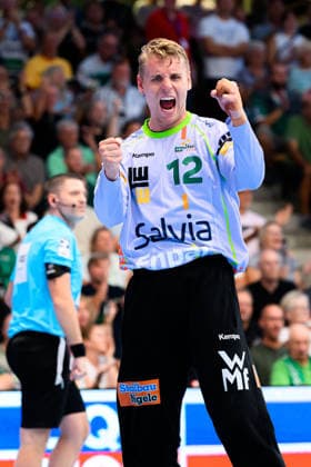 Goeppingwn: HBL - 26 27 - Frisch Auf Goeppingen - THW Kiel Torhueter Kristian Saeveras (Goeppingen) Jubel Freude Emotion Goeppingen EWS Arena Baden-Württemberg Deutschland