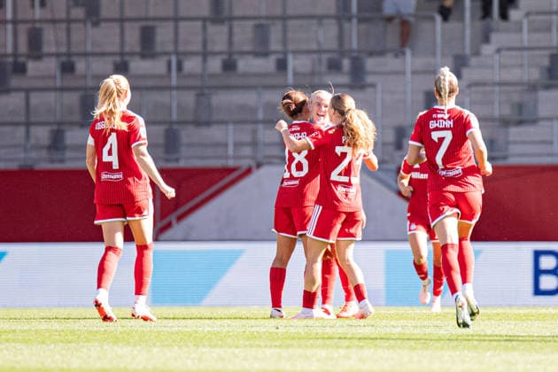 Momoko Tanikawa (18 Bayern) , Pernille Harder (21 Bayern) und Sophie Proost (23 FC Bayern) jubeln über das Tor zum 1-0 beim Google Pixel Frauen Bundesligaspiel FC Bayern München - SC Freiburg am 06.09.2026. München FC Bayern Campus Bayern Deutschland *** Momoko Tanikawa, 18, of Bayern; Pernille Harder, 21, of Bayern; and Sophie Proost, 23, of FC Bayern celebrate the goal that made the score 1–0 during the Google Pixel Women s Bundesliga match between FC Bayern Munich and SC Freiburg on September 6, 2026, at the FC Bayern Campus in Munich, Bavaria, Germany.