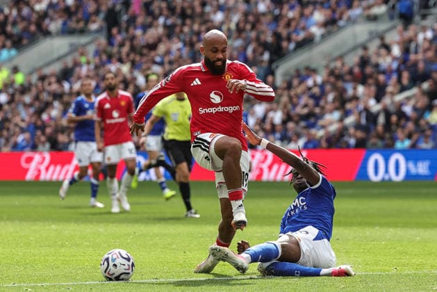 Premier League: Everton v Manchester United, ManU Tyrique George of Everton slide tackles Bryan Mbeumo of Manchester United during the Premier League match Everton vs Manchester United at Hill Dickinson Stadium, Liverpool, United Kingdom on 06 September 2026 (Photo by Mark Cosgrove News Images) Liverpool Hill Dickinson Stadium Merseyside United Kingdom Copyright: xMarkxCosgrove NewsxImagesx
