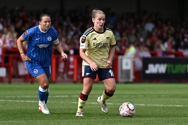 CRAWLEY, ENGLAND - SEPTEMBER 06: Kim Little of Arsenal in action during the Barclays Women s Super League match between Brighton & Hove Albion and Arsenal at Broadfield Stadium on September 06, 2026 in Crawley, England. Copyright: xYaroslavxDunkax xSPPx Sportspressphoto_SPR224736