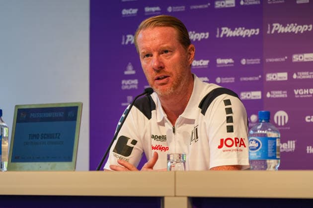 Timo Schultz (VfL Osnabrück, Trainer) in der Pressekonferenz, Gesichtsausdruck, Mimik, Emotion, Deutschland: Fussball, 2. Bundesliga, Saison 2026 27, 4. Spieltag, 06.09.2026, VfL Osnabrück vs Eintracht Braunschweig, Stadion Bremer Brücke (Osnabrück, Niedersachsen) *** Timo Schultz, VfL Osnabrück, coach at a press conference, facial expression, facial gestures, emotion, German soccer, 2. Bundesliga, 2026–27 season, Matchday 4, September 6, 2026, VfL Osnabrück vs. Eintracht Braunschweig, Bremer Brücke Stadium, Osnabrück, Lower Saxony Copyright: xLeonxFrickx
