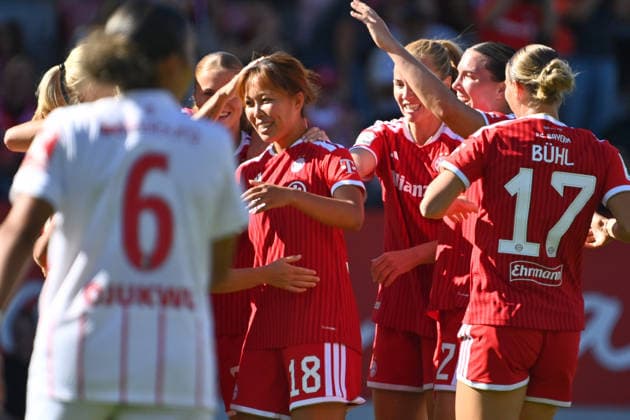 kollektiver Torjubel um :Momoko TANIKAWA (FCB), nach Tor zum 1-0, Jubel,Freude,Begeisterung,Aktion. Fussball Google Pixel Bundesliga der Frauen Saison 2026 2027, 3.Spieltag, Spieltag03 FC Bayern Muenchen Frauen - SC Freiburg am 06.09.2026 FC BAYERN CAMPUS *** Collective goal celebration for Momoko TANIKAWA (FCB) after scoring the 1-0 goal; cheers, joy, excitement, soccer action—Google Pixel Women s Bundesliga, 2026–2027 season, Matchday 3, Matchday 03: FC Bayern Munich Women vs. SC Freiburg on September 6, 2026, FC BAYERN CAMPUS