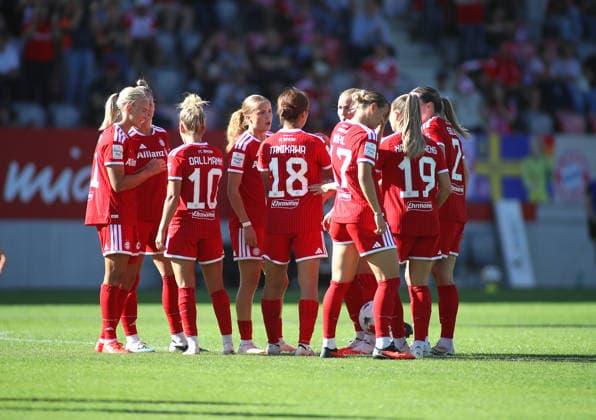 Fussball, Frauen, Google Pixel Frauen Bundesliga, 3.Spieltag, Saison 2026 2027, FC Bayern München - SC Freiburg, Campus 1:0 durch Momoko Tanikawa (FC Bayern München) (mitte) Tor, Jubeltraube *** Soccer, Women, Google Pixel Women s Bundesliga, Matchday 3, 2026–2027 Season, FC Bayern Munich vs. SC Freiburg, Campus 1–0 by Momoko Tanikawa (FC Bayern Munich), goal, celebration