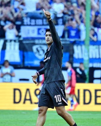 06.09.2026,GER Fußball, Männer, 1.BL, Spieltag 2, Saison 2026 2027, Hamburg, Hamburger SV vs 1.FSV Mainz 05 Phillipp Mwene (Mainz 05 02) schiesst das 2-0 fuer Mainz vorbei an Torwart Daniel Heuer Fernandes (HSV 01) und Nadiem Amiri (Mainz 05 10) jubelt DFB DFL regulations prohibit any use of photographs as image sequences and or quasi-video) Hamburg Volksparkstadion Hamburg Deutschland *** September 6, 2026, German Soccer, Men s, Bundesliga 1, Matchday 2, 2026–2027 Season, Hamburg, Hamburger SV vs. 1. FSV Mainz 05: Philipp Mwene (Mainz 05, No. 02) shoots wide of the goal, missing the chance to make it 2–0 for Mainz, past goalkeeper Daniel Heuer-Fernandes (HSV, No. 01), while Nadiem Amiri (Mainz 05, No. 10) celebrates. DFB and DFL regulations prohibit any use of photographs as image sequences and or quasi-video. Hamburg Volksparkstadion, Hamburg, Germany Copyright: xnordphotoxGmbH xWitkex