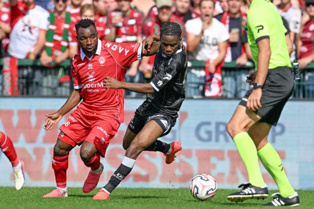 260906 KV Kortrijk vs Zulte Waregem Thierry Ambrose (68) of Kortrijk fighting for the ball with Franz Tangala (49) of Zulte-Waregem during the Jupiler Pro League season 2026 - 2027 matchday 5 game between KV Kortrijk and SV Zulte Waregem on September 6 , 2026 in Kortrijk, Belgium. (Photo by David Catry Isosport) Kortrijk Belgium  Copyright: xDavidxCatryx 20260906DC2_8360