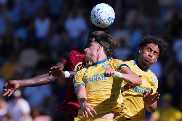 Frosinone s Giorgio Cittadini Frosinone s Anthony Oyono Venezia s Akor Adams during the Serie A EniLive soccer match between Frosinone and Venezia at the Frosinone Benito Stirpe stadium, Italy - Sunday, September 6, 2026 - Soccer ( Photo by Alfredo Falcone LaPresse )  Copyright: xAlfredoxFalcone LaPressex