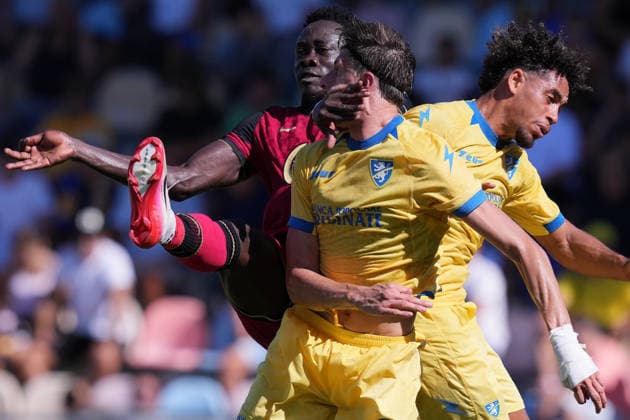 Venezia s Akor Adams Frosinone s Giorgio Cittadini Frosinone s Anthony Oyono during the Serie A EniLive soccer match between Frosinone and Venezia at the Frosinone Benito Stirpe stadium, Italy - Sunday, September 6, 2026 - Soccer ( Photo by Alfredo Falcone LaPresse )  Copyright: xAlfredoxFalcone LaPressex