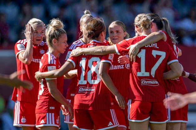 Die Muenchnerinnen bejubeln mit Momoko Tanikawa (FC Bayern Muenchen Frauen, 18) deren Tor zum 1:0 GER, FC Bayern Muenchen Frauen vs. SC Freiburg, Fussball, Google Pixel Frauen-Bundesliga, 3. Spieltag, Saison 2026 2027, 06.09.2026 (DFL DFB REGULATIONS PROHIBIT ANY USE OF PHOTOGRAPHS as IMAGE SEQUENCES and or QUASI-VIDEO). Foto: HMB Media Heike Feiner *** The Munich women celebrate with Momoko Tanikawa as FC Bayern Munich Women, 18, score the 1-0 goal against GER, FC Bayern Munich Women vs. SC Freiburg, soccer, Google Pixel Women s Bundesliga, Matchday 3, 2026–2027 season, September 6, 2026 DFL DFB regulations prohibit any use of photographs as image sequences and or quasi-video. Photo: HMB Media, Heike Feiner Copyright: HMBxMedia HeikexFeiner