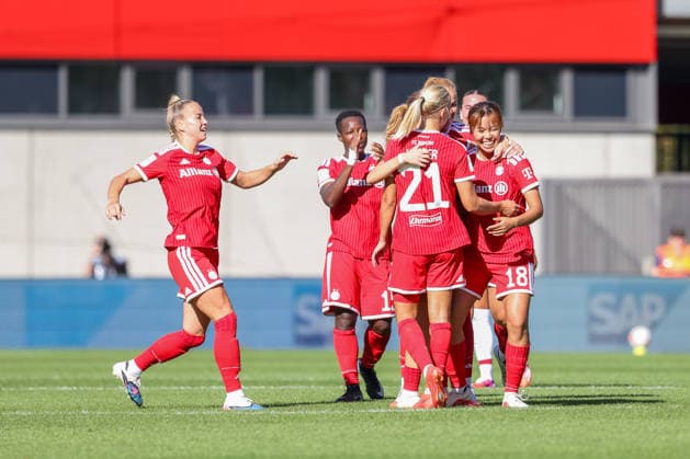 Jubel zum Tor zum 1:0 durch Momoko Tanikawa (FC Bayern Muenchen, 18), GER, FC Bayern Muenchen vs. SC Freiburg, Fussball, Google Pixel Frauen-Bundesliga, 3. Spieltag, Saison 2026 2027, 06.09.2026, DFL DFB REGULATIONS PROHIBIT ANY USE OF PHOTOGRAPHS as IMAGE SEQUENCES and or QUASI-VIDEO, GER, FC Bayern Muenchen vs. SC Freiburg, Fussball, Google Pixel Frauen-Bundesliga, 3. Spieltag, Saison 2026 2027, 06.09.2026 Muenchen *** Celebration of Momoko Tanikawa s goal to make it 1–0, FC Bayern Munich, 18, GER, FC Bayern Munich vs. SC Freiburg, Soccer, Google Pixel Women s Bundesliga, Matchday 3, 2026–2027 Season, September 6, 2026, DFL and DFB regulations prohibit any use of photographs as image sequences and or quasi-video, GER, FC Bayern Munich vs. SC Freiburg, soccer, Google Pixel Women’s Bundesliga, Matchday 3, 2026–2027 season, September 6, 2026, Munich Copyright: xEibner-Pressefoto JennixMaulx EP_JML