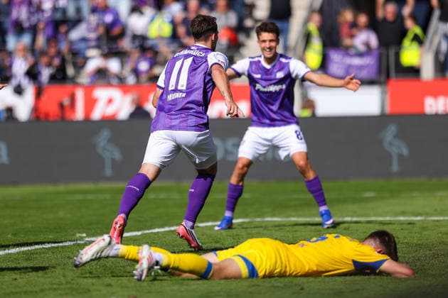 2026.09.06, xkwix, Fußball, 2.Liga, VfL Osnabrück - Eintracht Braunschweig, Stadion an der Bremer Brücke, 4.Spieltag, Saison 2026 2027: Robin Meissner (VfL Osnabrueck 11) jubelt mit Leonhard Muenst (VfL Osnabrueck 8) nach Tor zum 3:0 im Vordergrund enttaeuscht Florian Flick (Eintracht Braunschweig 6) DFB regulations prohibit any use of photographs as image sequences and or quasi-video. Photo: xKamilxWilkowskixPressefotoKochx Niedersachsen Deutschland *** September 6, 2026, xkwix, Soccer, 2nd Division, VfL Osnabrück vs. Eintracht Braunschweig, Stadion an der Bremer Brücke, Matchday 4, 2026–2027 Season: Robin Meissner (VfL Osnabrück, No. 11) celebrates with Leonhard Münst (VfL Osnabrück, No. 8) after scoring the 3–0 goal; in the foreground, a disappointed Florian Flick (Eintracht Braunschweig, No. 6). DFB regulations prohibit any use of photographs as image sequences and or quasi-video. Photo: xKamilxWilkowskixPressefotoKochx, Lower Saxony, Germany