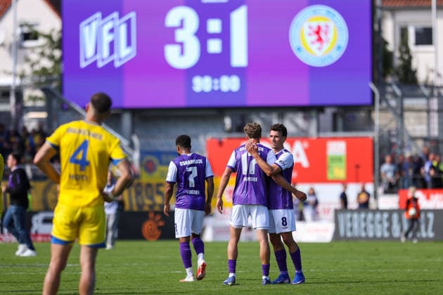 2026.09.06, xkwix, Fußball, 2.Liga, VfL Osnabrück - Eintracht Braunschweig, Stadion an der Bremer Brücke, 4.Spieltag, Saison 2026 2027: Spieler wie Luca Raimund (VfL Osnabrueck 17) und Leonhard Muenst (VfL Osnabrueck 8) jubeln zusammen nach 3:1 sieg im Vordergrund enttaeuscht Andi Hoti (Eintracht Braunschweig 4) DFB regulations prohibit any use of photographs as image sequences and or quasi-video. Photo: xKamilxWilkowskixPressefotoKochx Niedersachsen Deutschland *** September 6, 2026, xkwix, Soccer, 2nd Division, VfL Osnabrück vs. Eintracht Braunschweig, Stadion an der Bremer Brücke, Matchday 4, 2026–2027 season: Players such as Luca Raimund (VfL Osnabrück, No. 17) and Leonhard Münst (VfL Osnabrück, No. 8) celebrate together after a 3–1 victory; in the foreground, a disappointed Andi Hoti (Eintracht Braunschweig, No. 4D)FB regulations prohibit any use of photographs as image sequences and or quasi-video. Photo: xKamilxWilkowskixPressefotoKochx, Lower Saxony, Germany