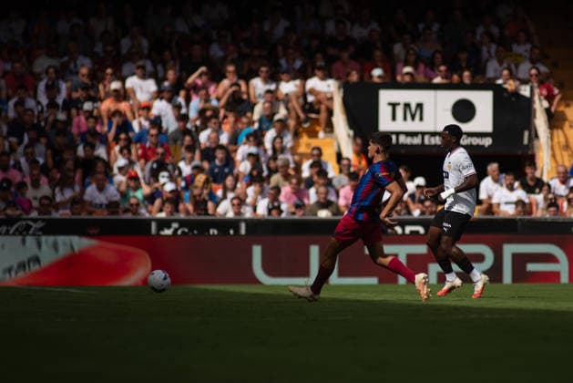 September 6, 2026, Valencia, Alicante, Spain: VALENCIA, SPAIN - SEPTEMBER 6: 18 GERARD MARTIN pass the ball during the match between Valencia CF and FC Barcelona, Barca from LaLiga EASports, matchweek 4, disputed at the Mestalla Stadium, Valencia Soccer 2026: Levante UD Vs Real Betis  - ZUMAc290 20260906_zsp_c290_004 Copyright: xJordixCantox